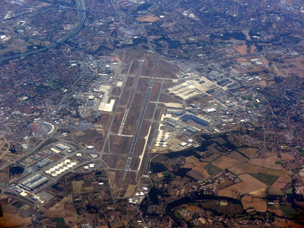 vue aérienne de l'aéroport de Blagnac à l'ouest de Toulouse